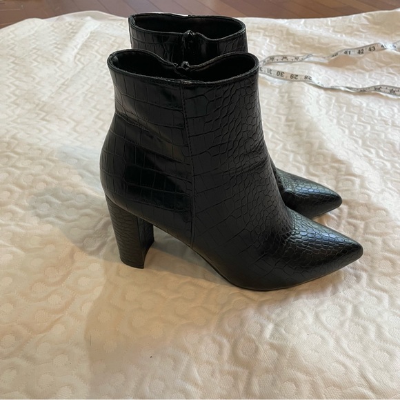 Dream Pairs Shoes - Black Faux Leather Snake-Skin Textured Heeled Boots Size 8.5 DreamPairs